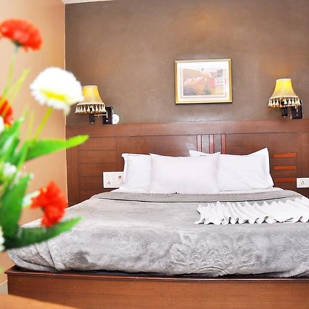 Royal Avenue Hotel Бангалор Екстериор снимка