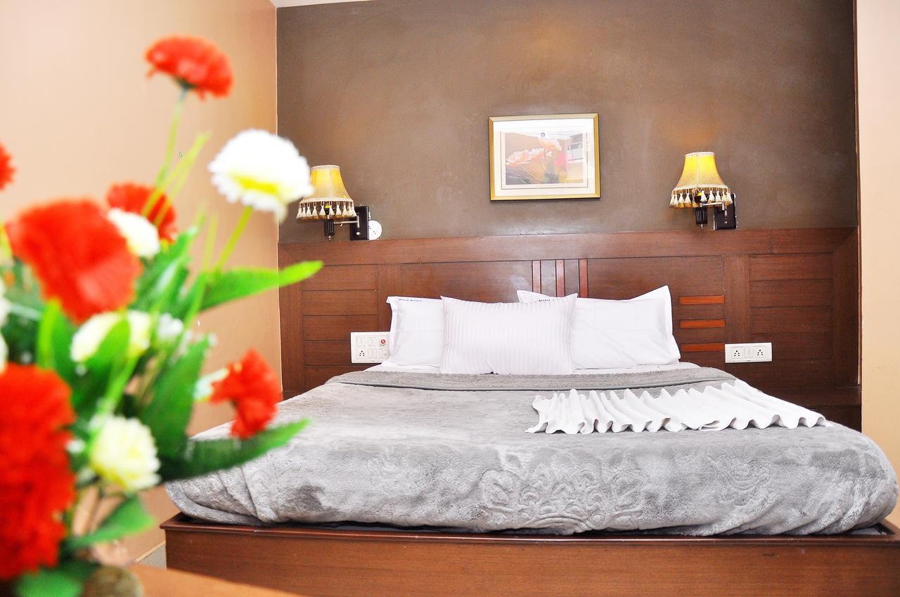 Royal Avenue Hotel Бангалор Екстериор снимка